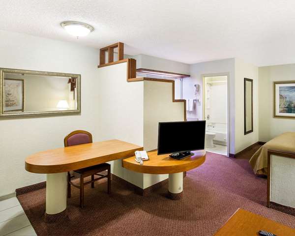 Suite - Rodeway Inn & Suites Fiesta Park San Antonio - I-10, Exit 560