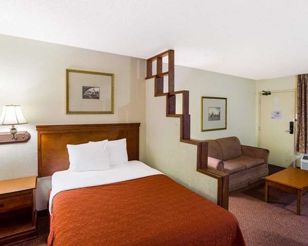  - Rodeway Inn & Suites Fiesta Park San Antonio - I-10, Exit 560