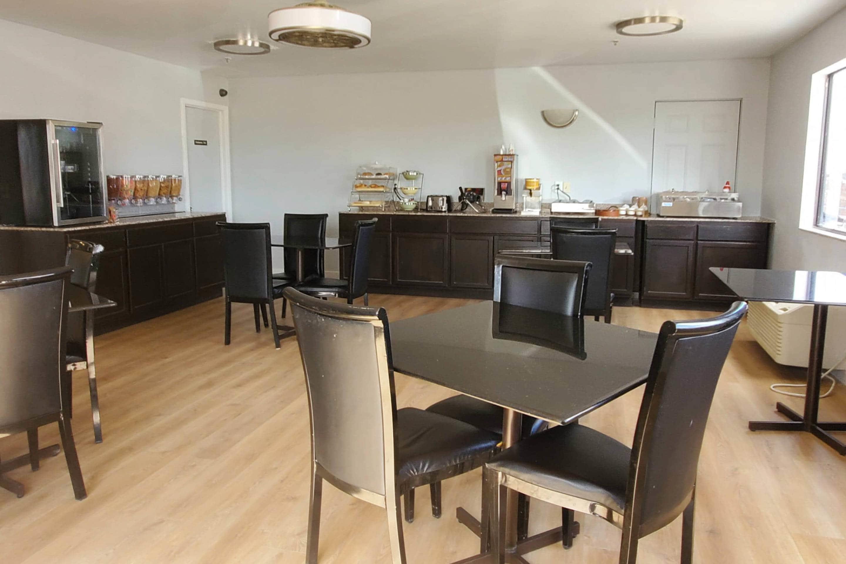 Breakfast area | Quality Inn & Suites Del Rio