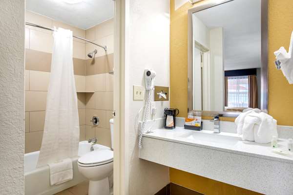  - Quality Inn & Suites Fort Worth - I-30, Exit 7A