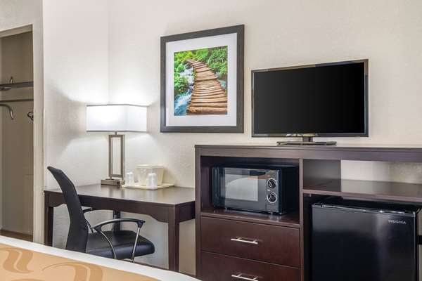  - Quality Inn & Suites Fort Worth - I-30, Exit 7A