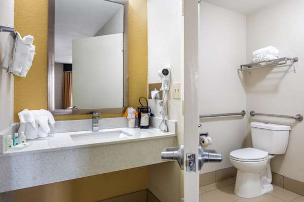  - Quality Inn & Suites Fort Worth - I-30, Exit 7A