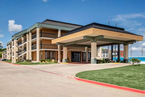 Exterior view - Quality Inn & Suites Fort Worth - I-30, Exit 7A