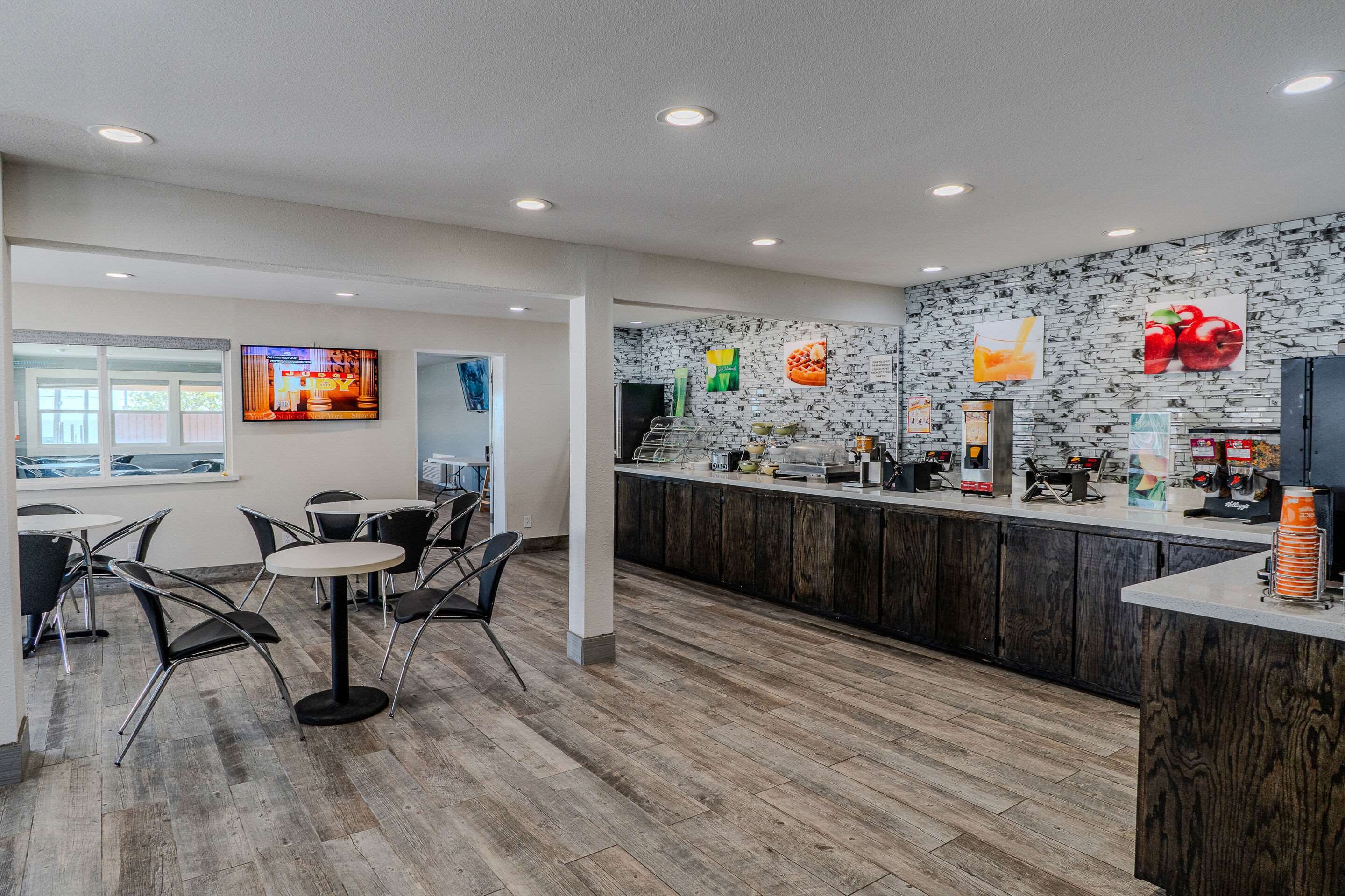 Breakfast area | Quality Inn Rockport on Aransas Bay