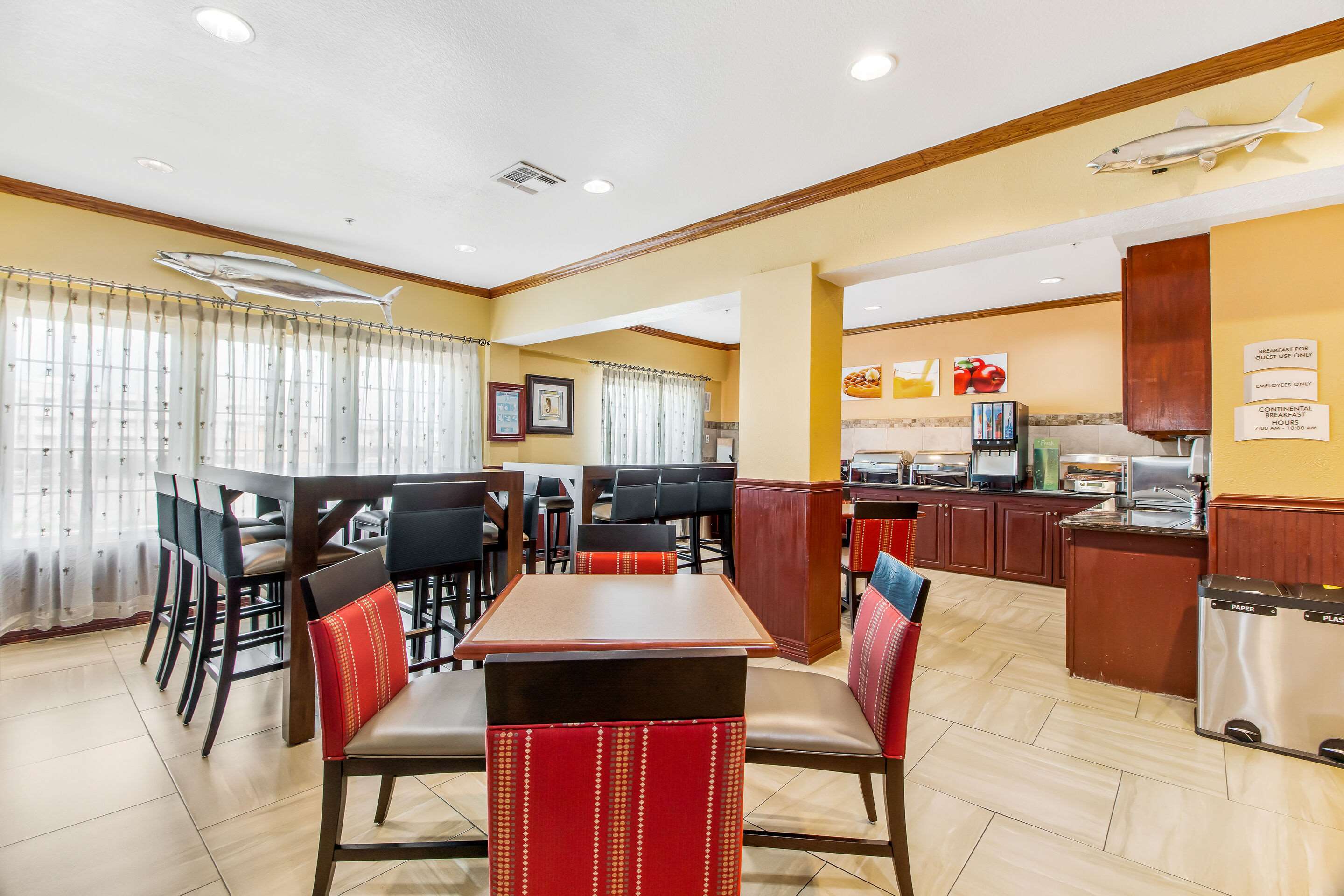 Breakfast area | Quality Inn & Suites Beachfront