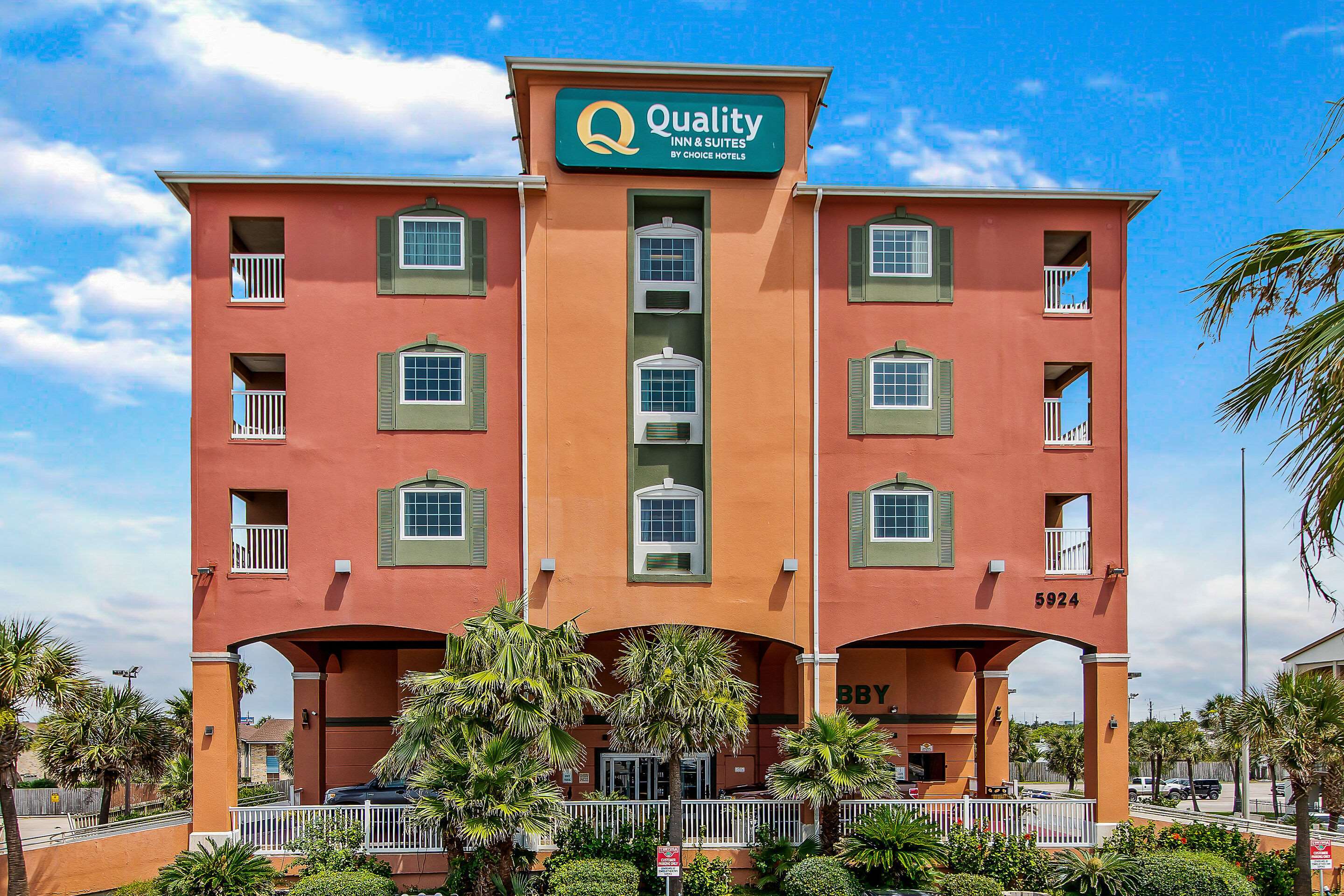 Hotel exterior | Quality Inn & Suites Beachfront