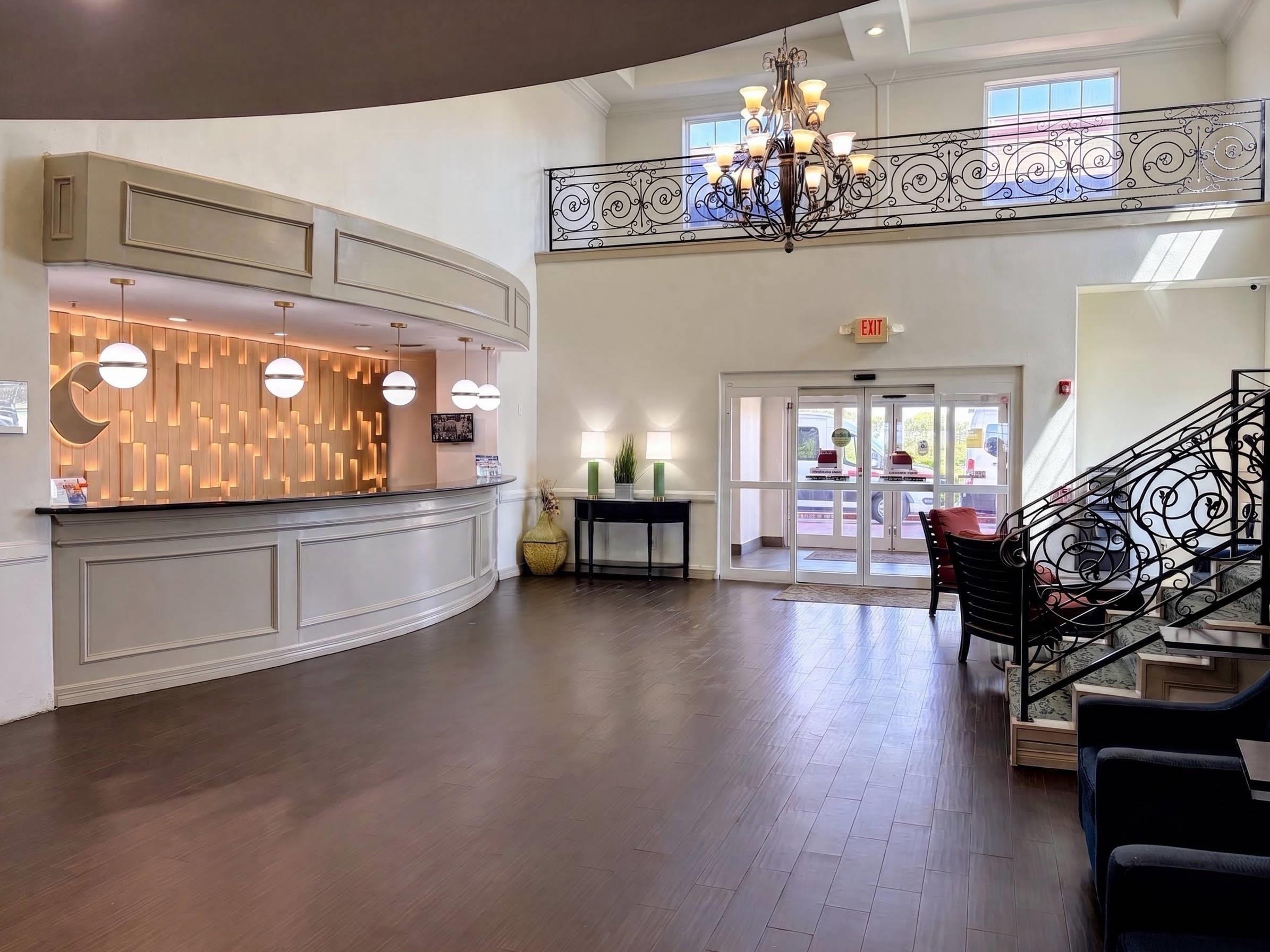 Spacious lobby | Comfort Suites Galveston