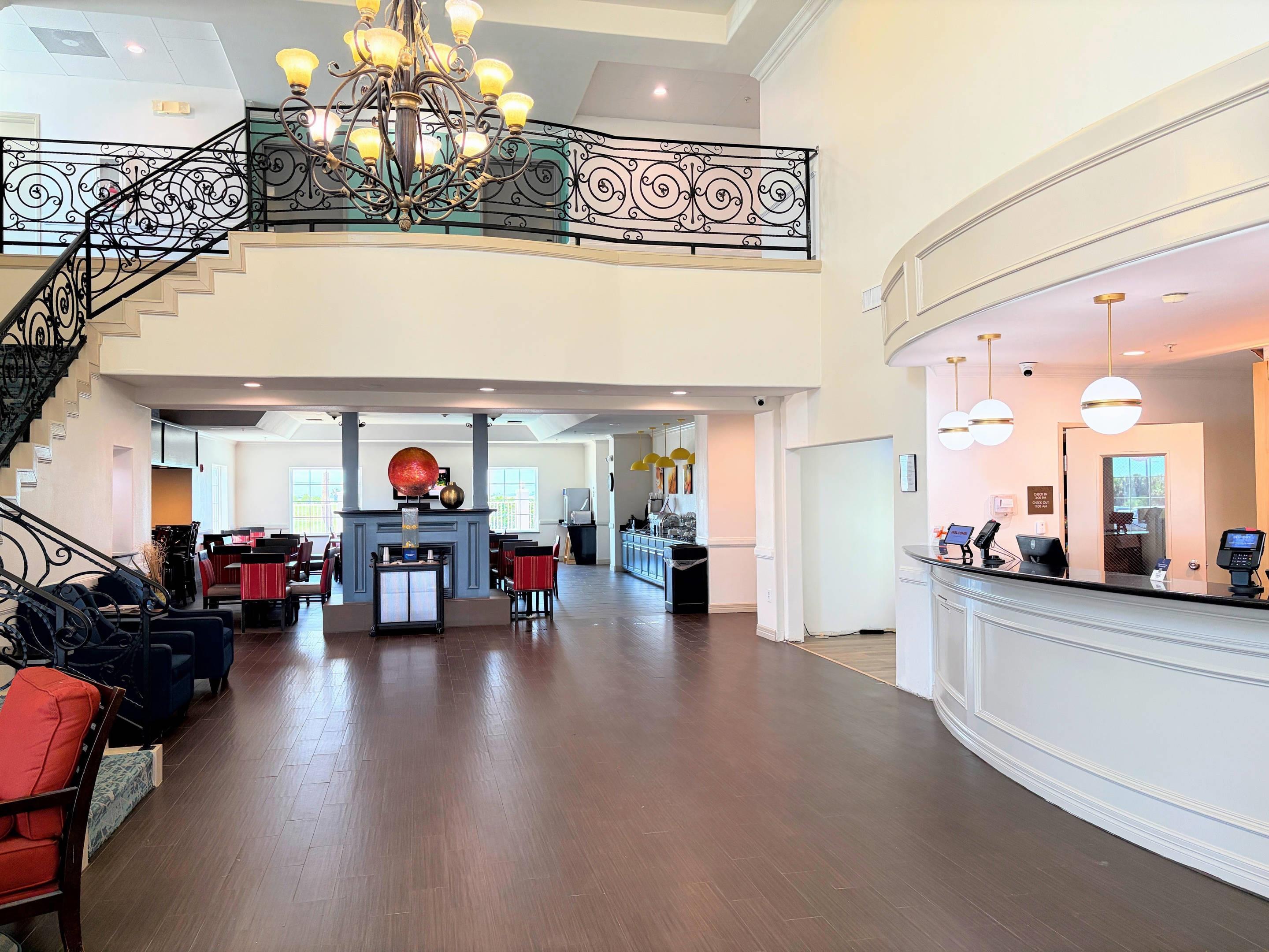 Spacious lobby | Comfort Suites Galveston