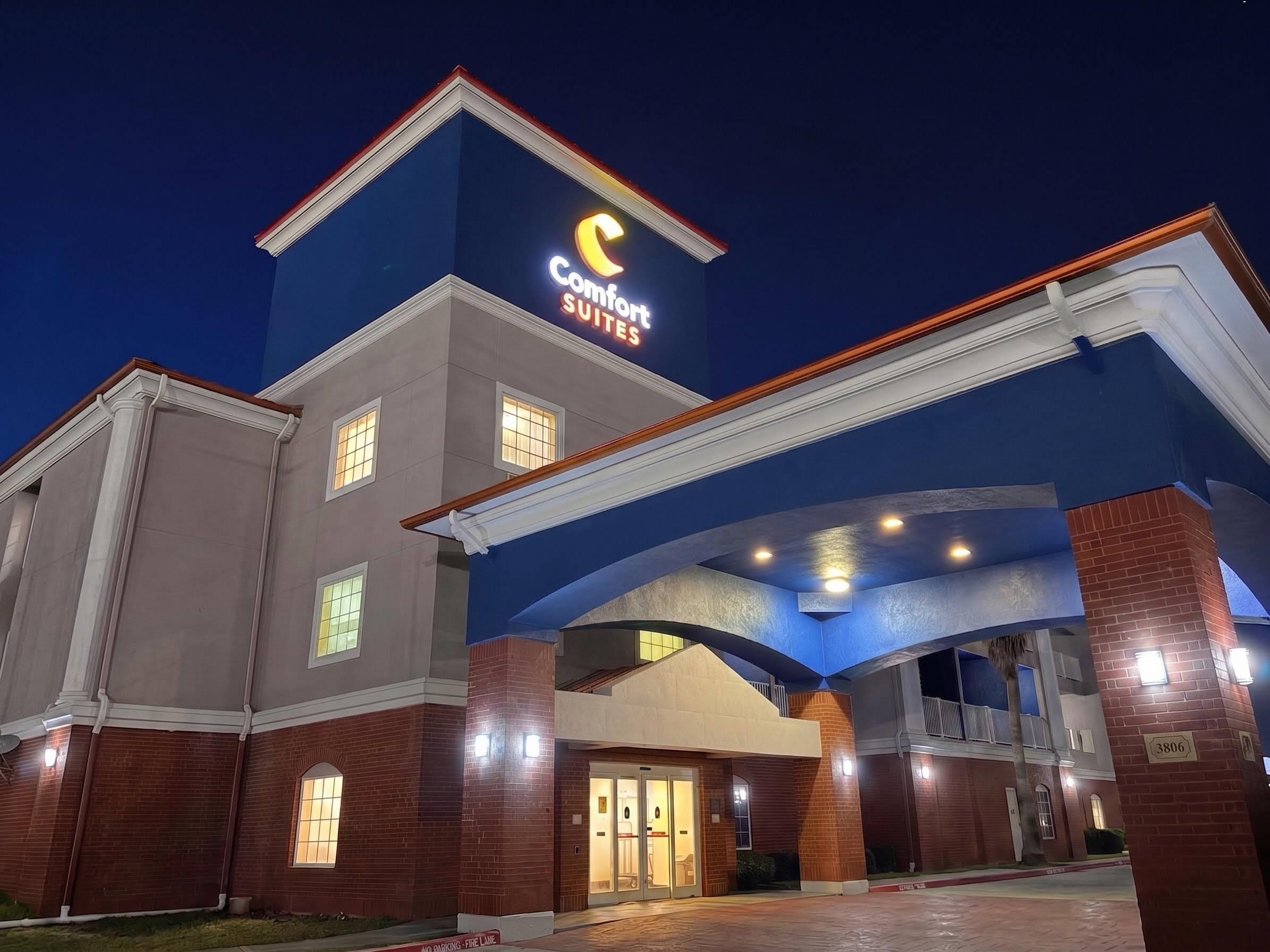 Hotel at night | Comfort Suites Galveston