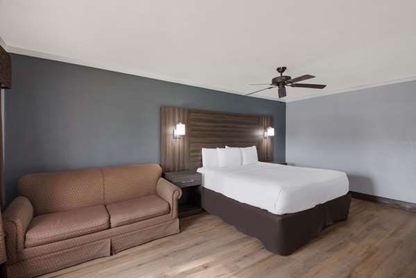 Suite - Econo Lodge Austin