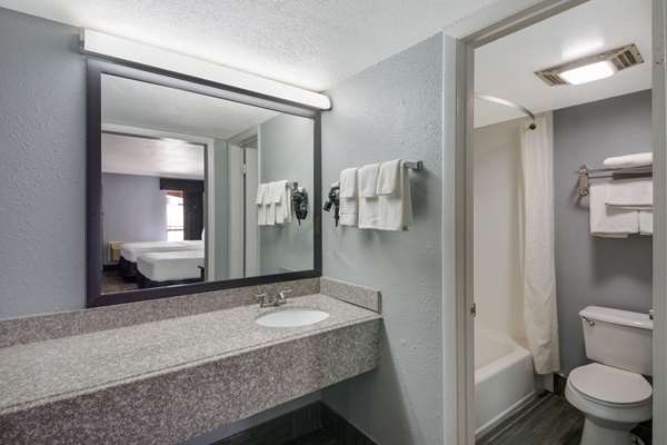  - Econo Lodge Austin