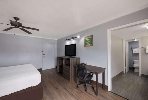 Suite - Econo Lodge Austin