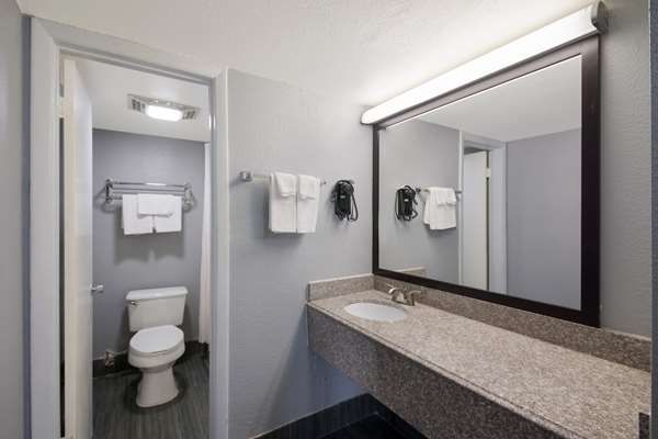  - Econo Lodge Austin