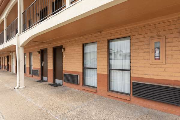  - Econo Lodge Austin