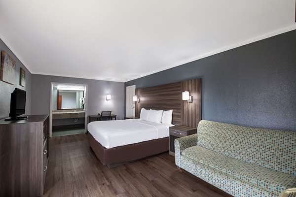  - Econo Lodge Austin