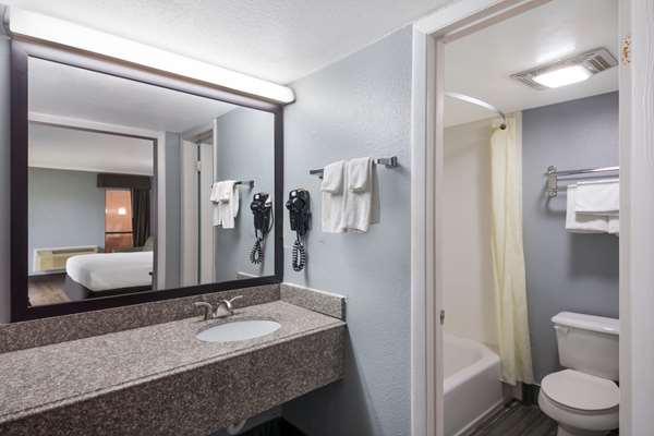  - Econo Lodge Austin