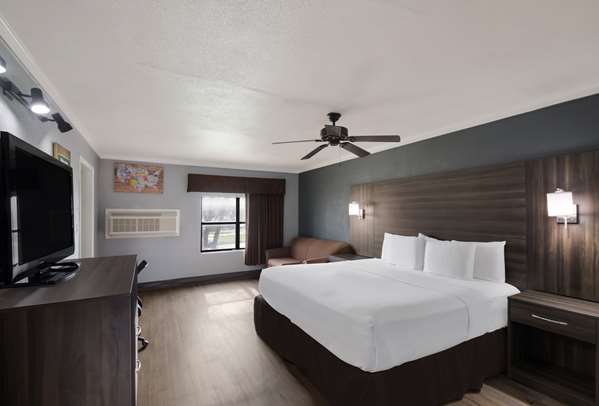 Suite - Econo Lodge Austin