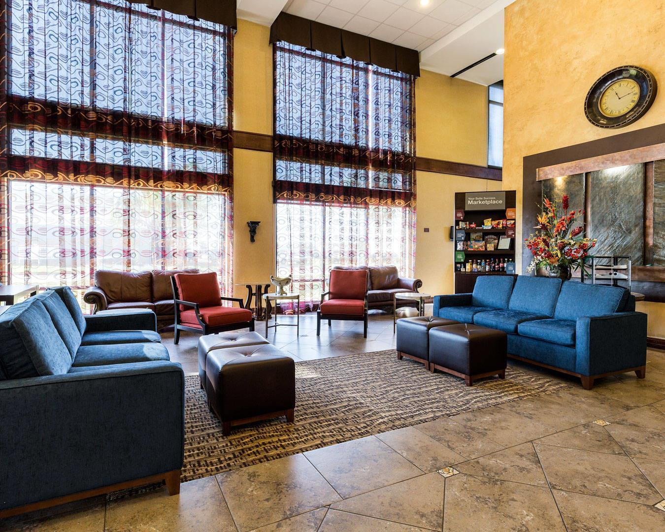 Lobby with sitting area | Comfort Suites near NASA - Clear Lake