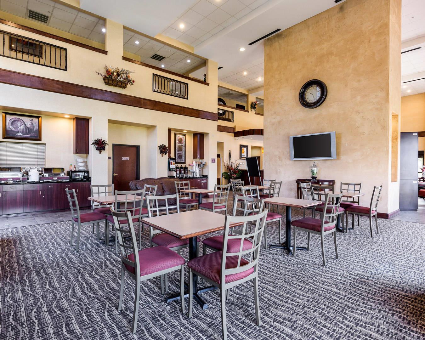 Enjoy breakfast in this seating area | Comfort Suites near NASA - Clear Lake