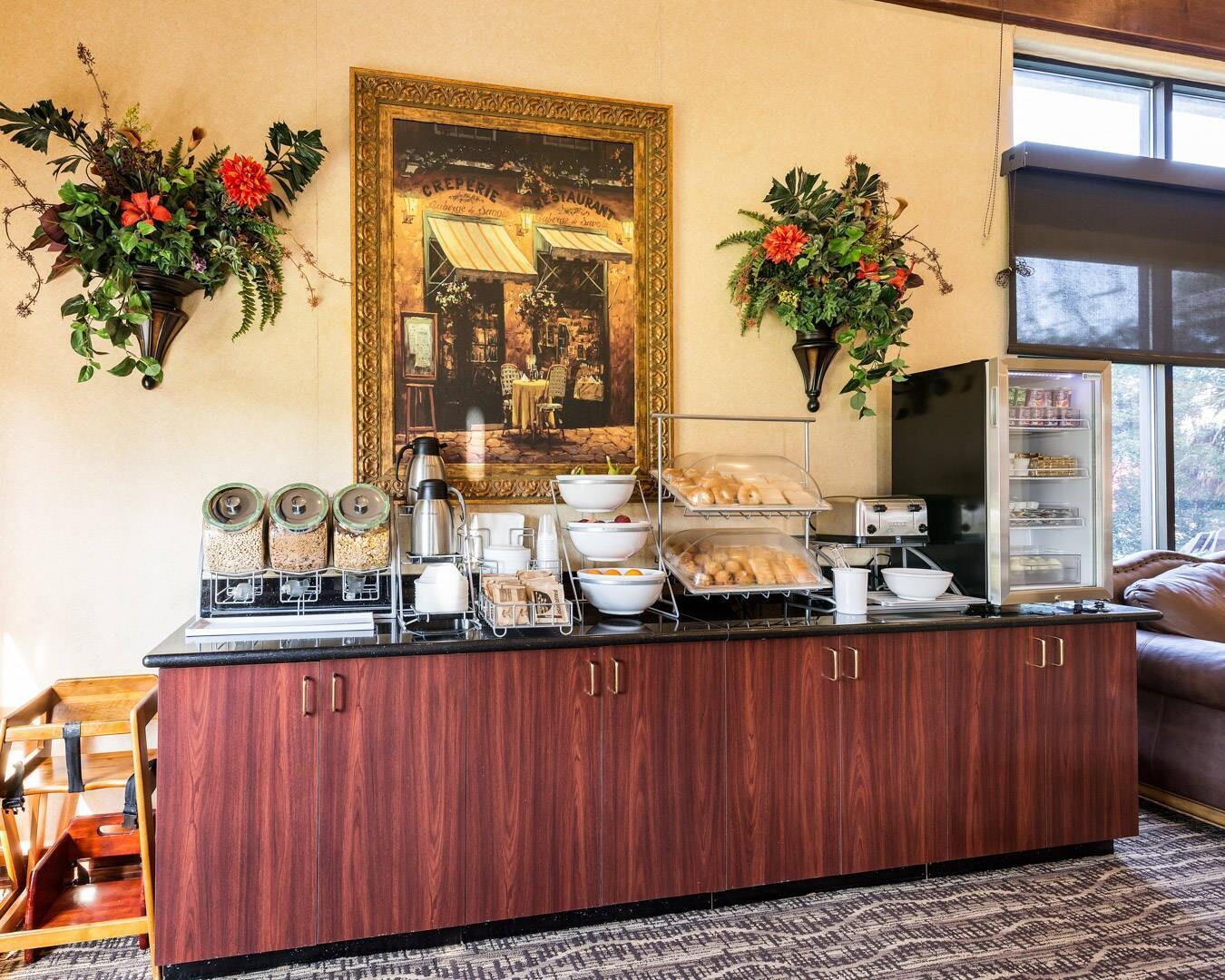 Breakfast counter | Comfort Suites near NASA - Clear Lake