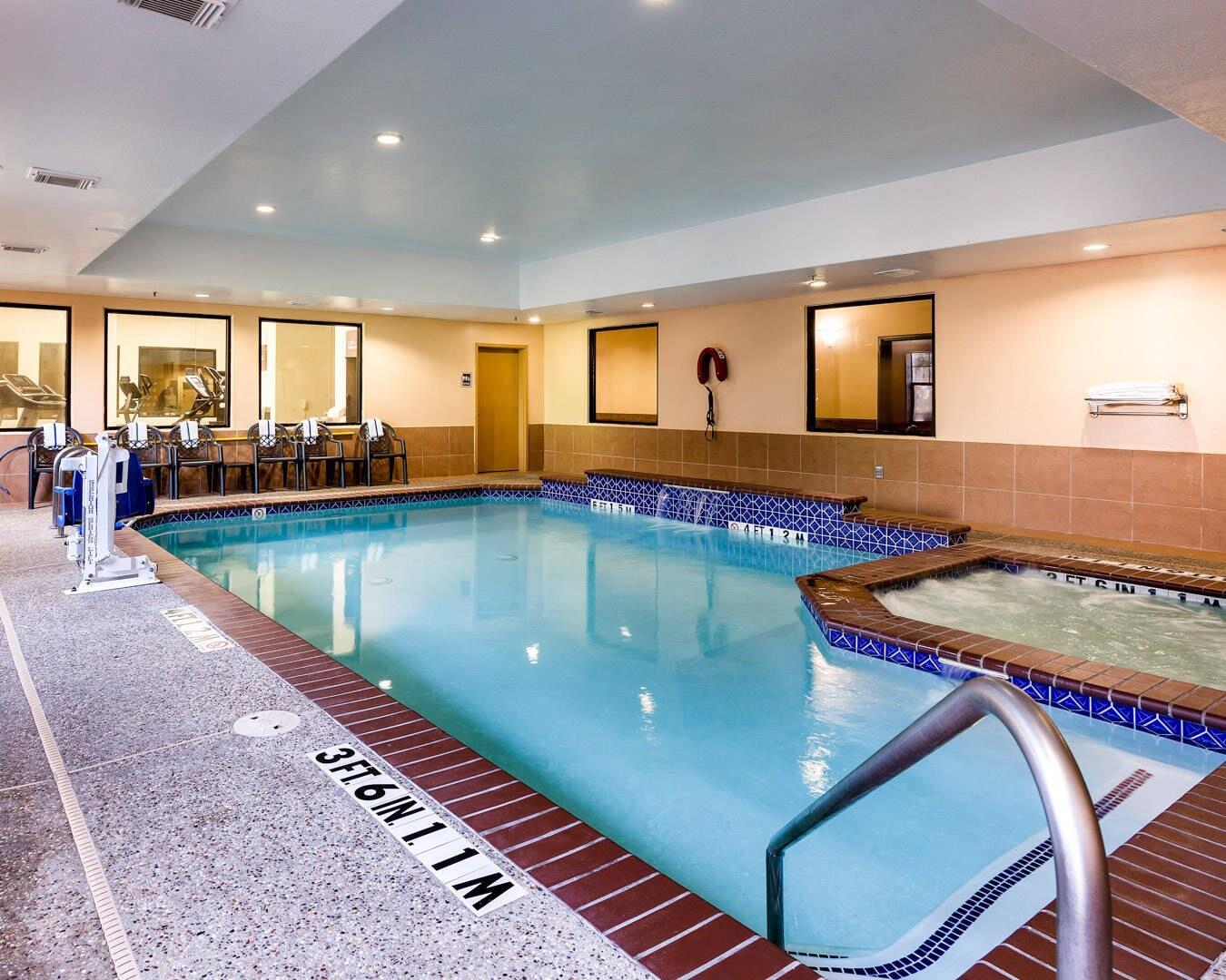 Relax by the pool | Comfort Suites near NASA - Clear Lake