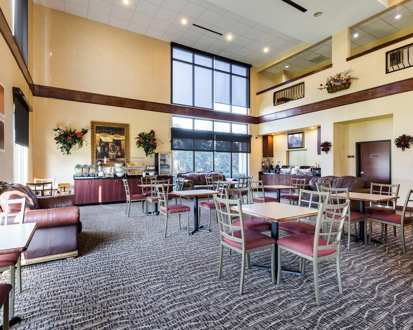 Enjoy breakfast in this seating area | Comfort Suites near NASA - Clear Lake