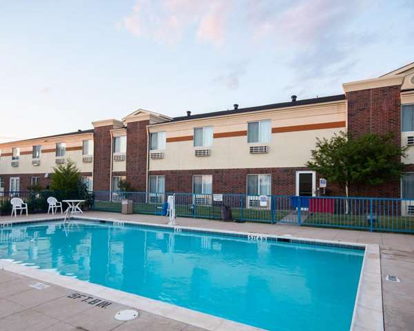 Pool - Comfort Inn Red Oak