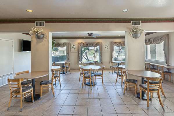 Amenities - Econo Lodge South San Antonio - I-35, Exit 152A