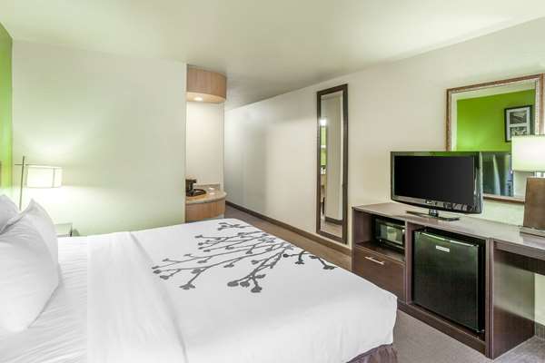  - Sleep Inn & Suites Hewitt - I-35, Exit 328