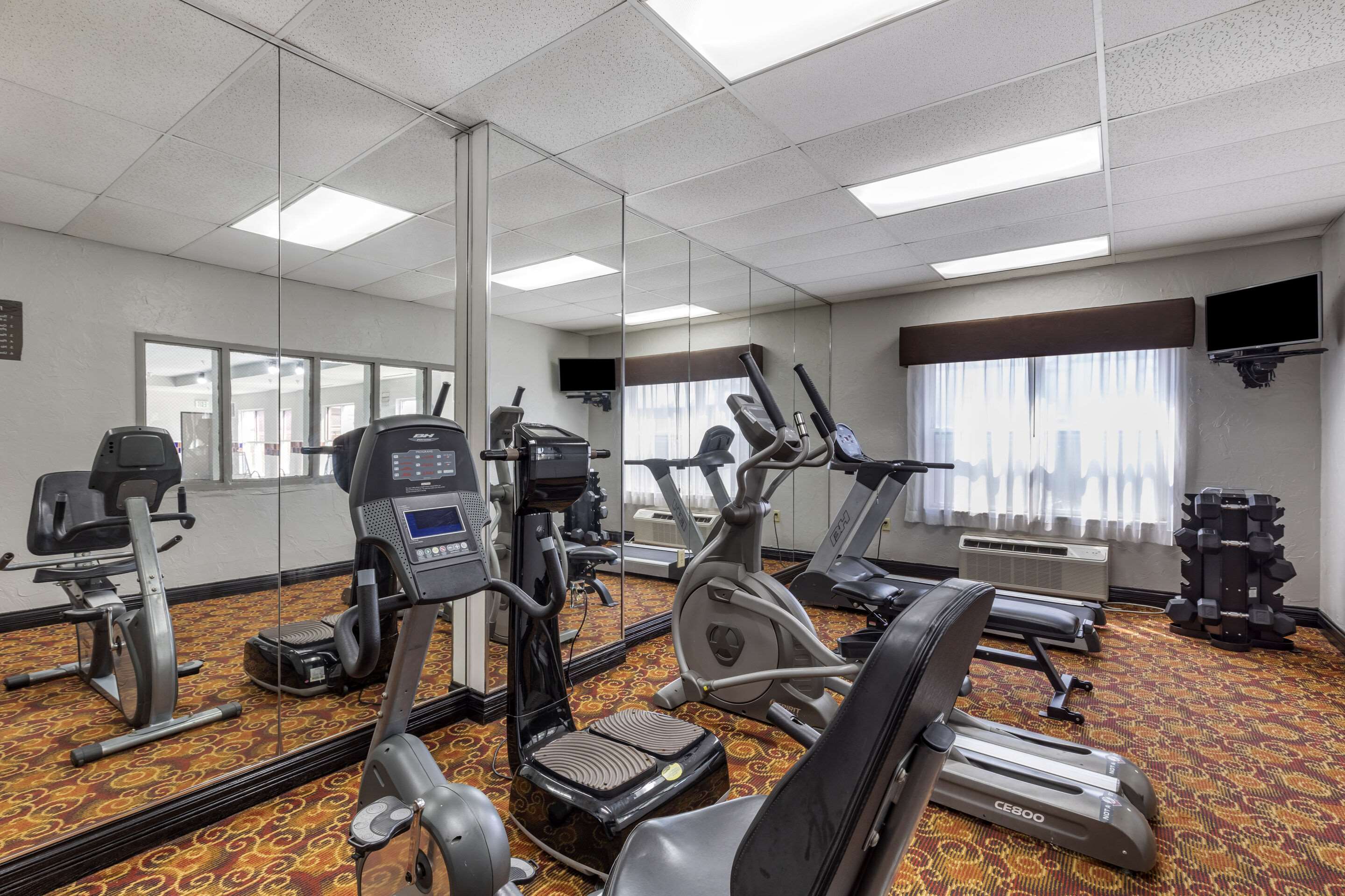 Fitness center | Quality Inn & Suites I-35 E / Walnut Hill