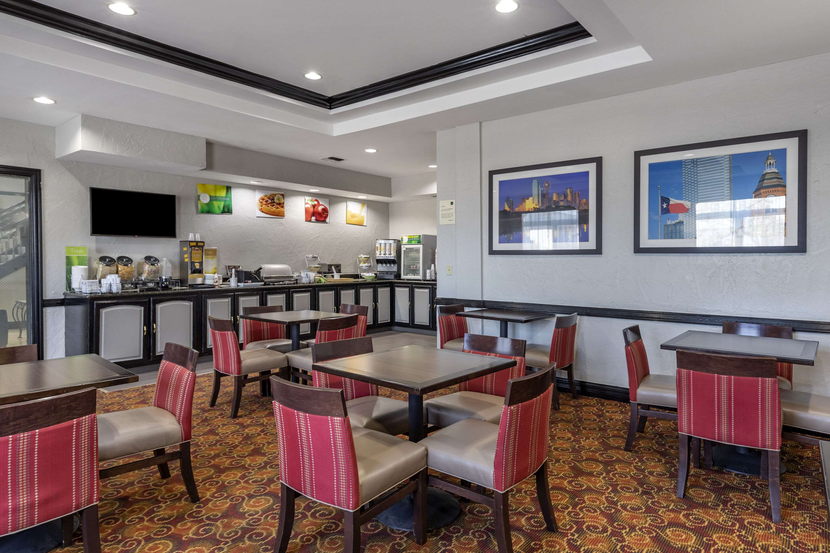 Enjoy breakfast in this seating area | Quality Inn & Suites I-35 E / Walnut Hill