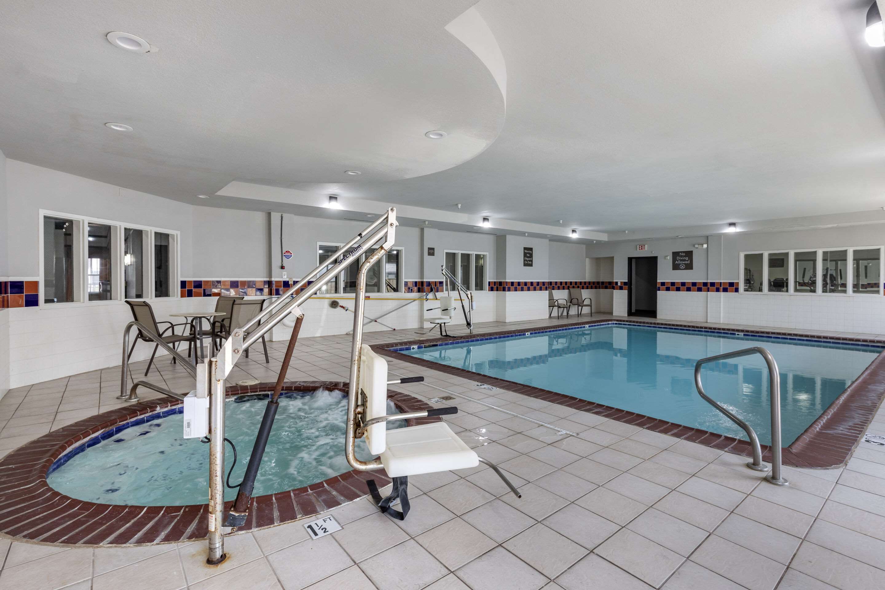 Indoor pool with hot tub | Quality Inn & Suites I-35 E / Walnut Hill