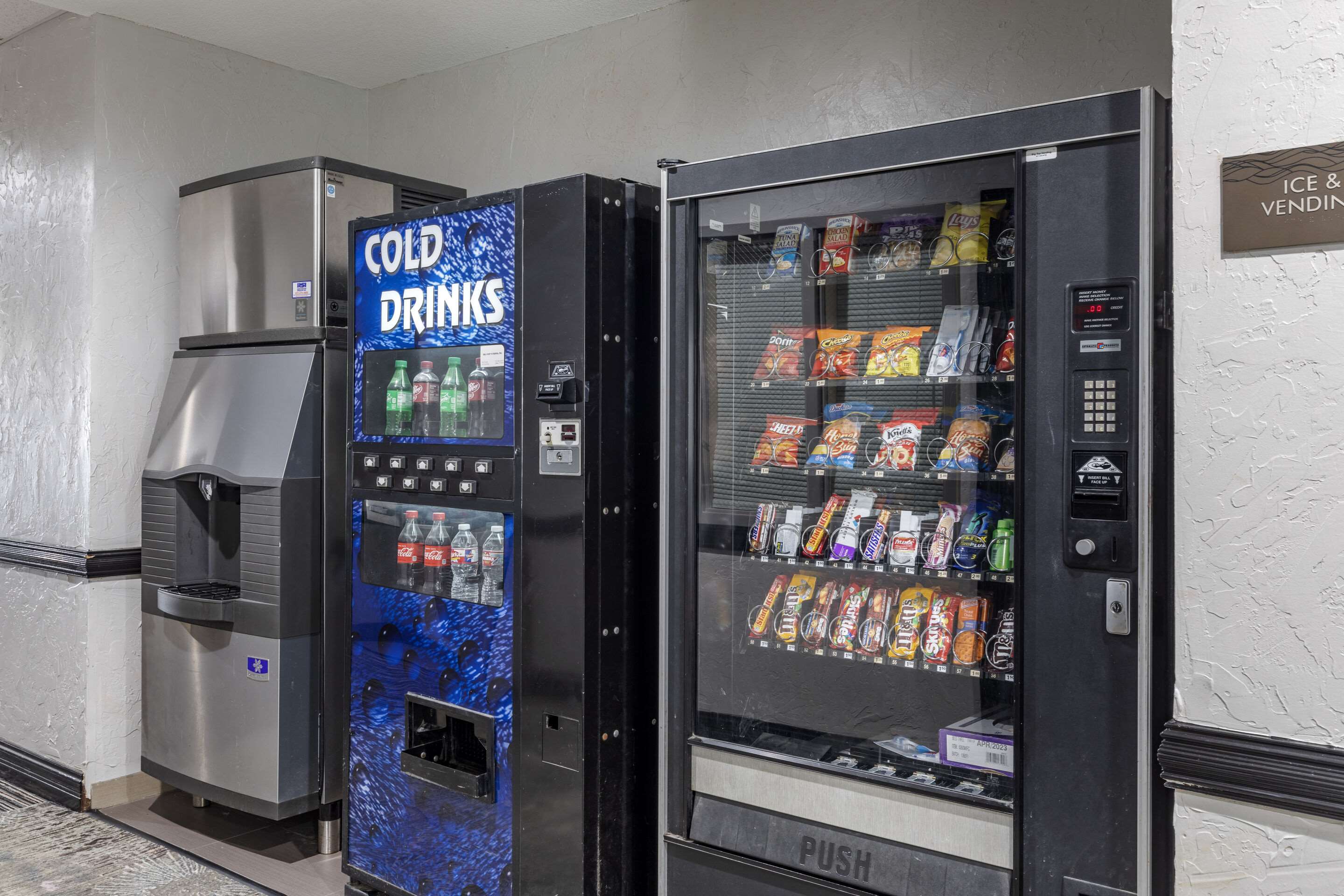 Hotel vending area | Quality Inn & Suites I-35 E / Walnut Hill