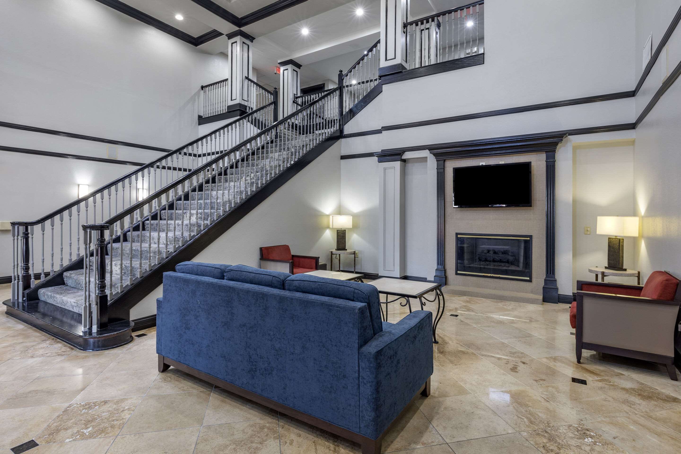 Lobby with sitting area | Quality Inn & Suites I-35 E / Walnut Hill