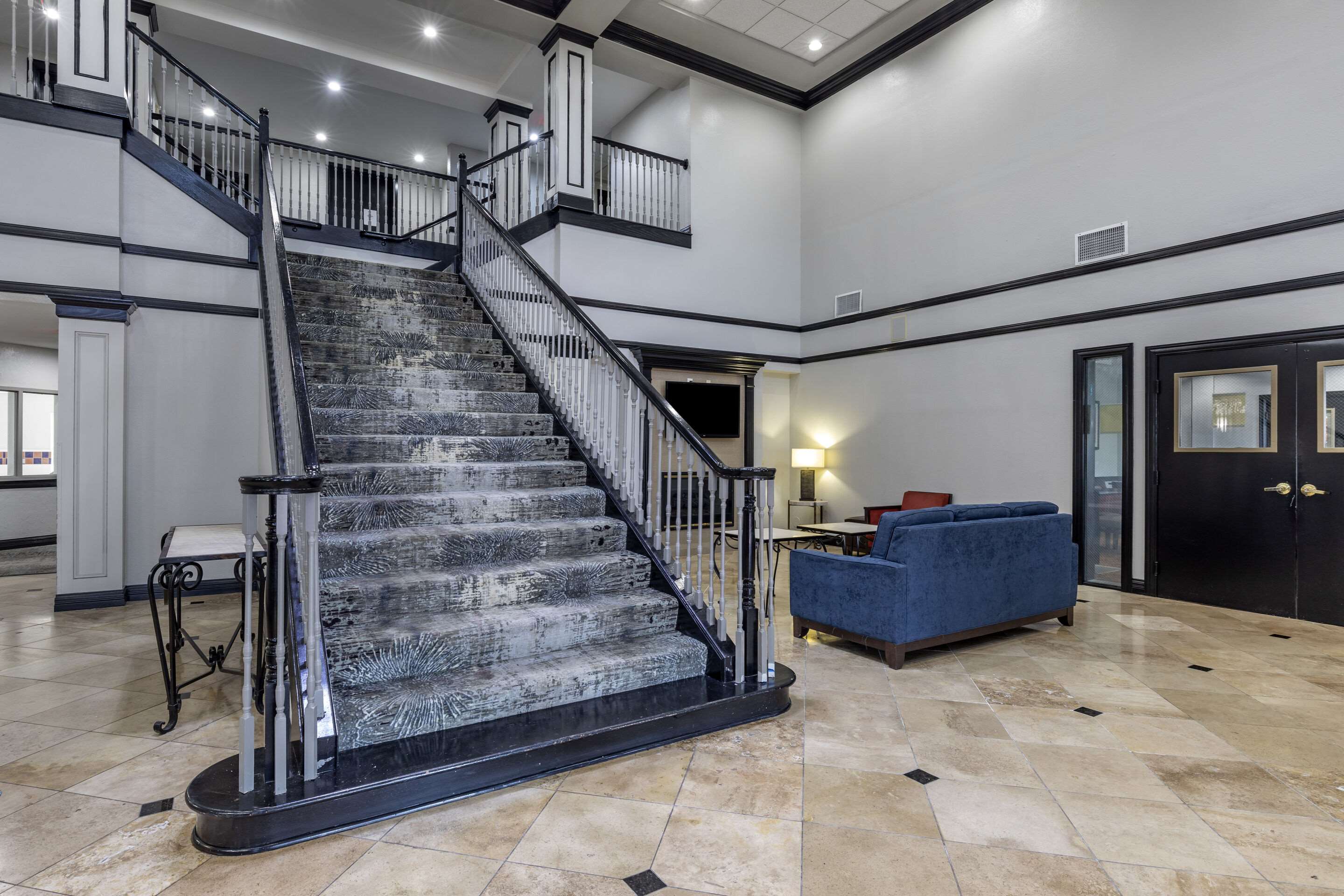 Lobby with sitting area | Quality Inn & Suites I-35 E / Walnut Hill
