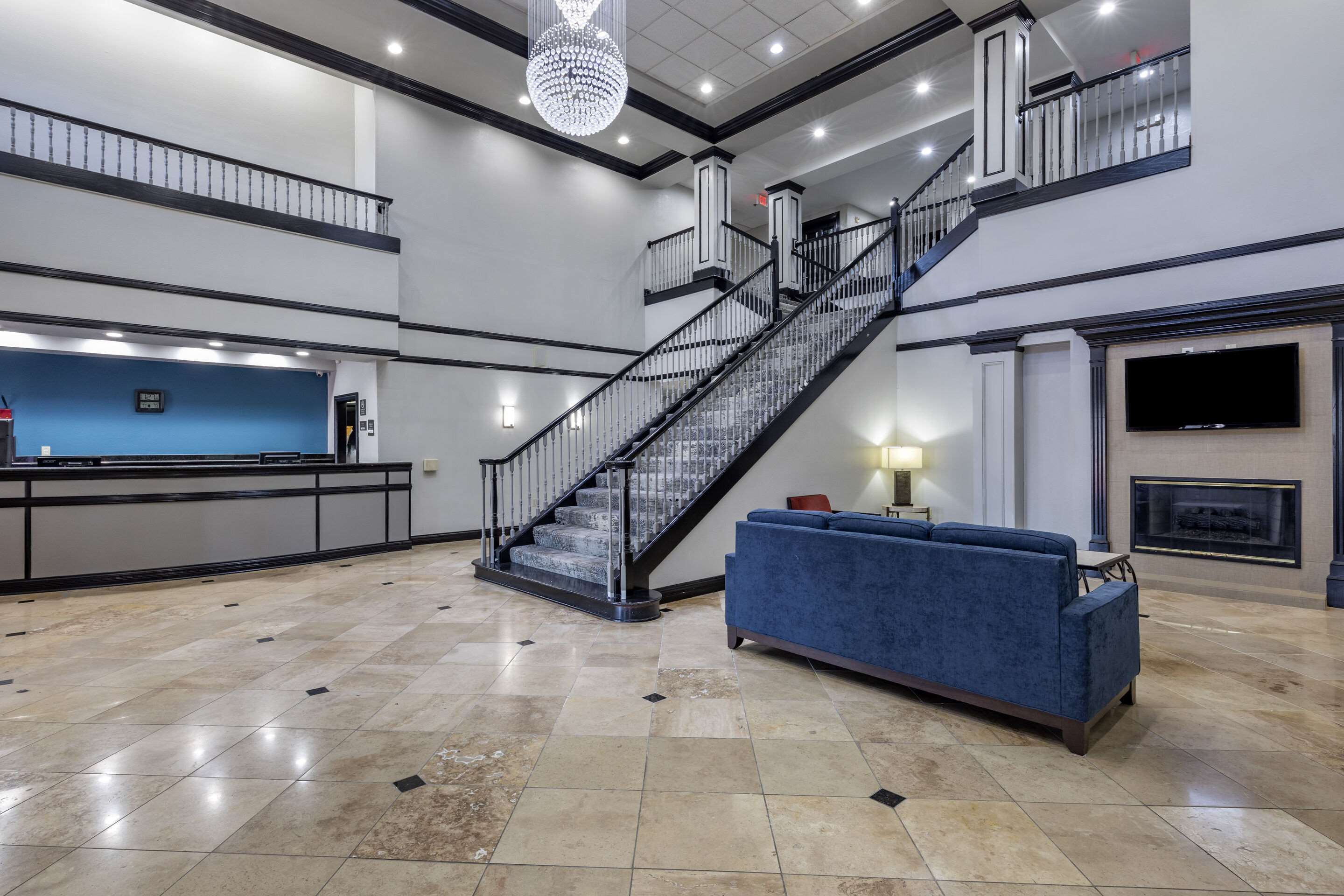 Lobby with sitting area | Quality Inn & Suites I-35 E / Walnut Hill
