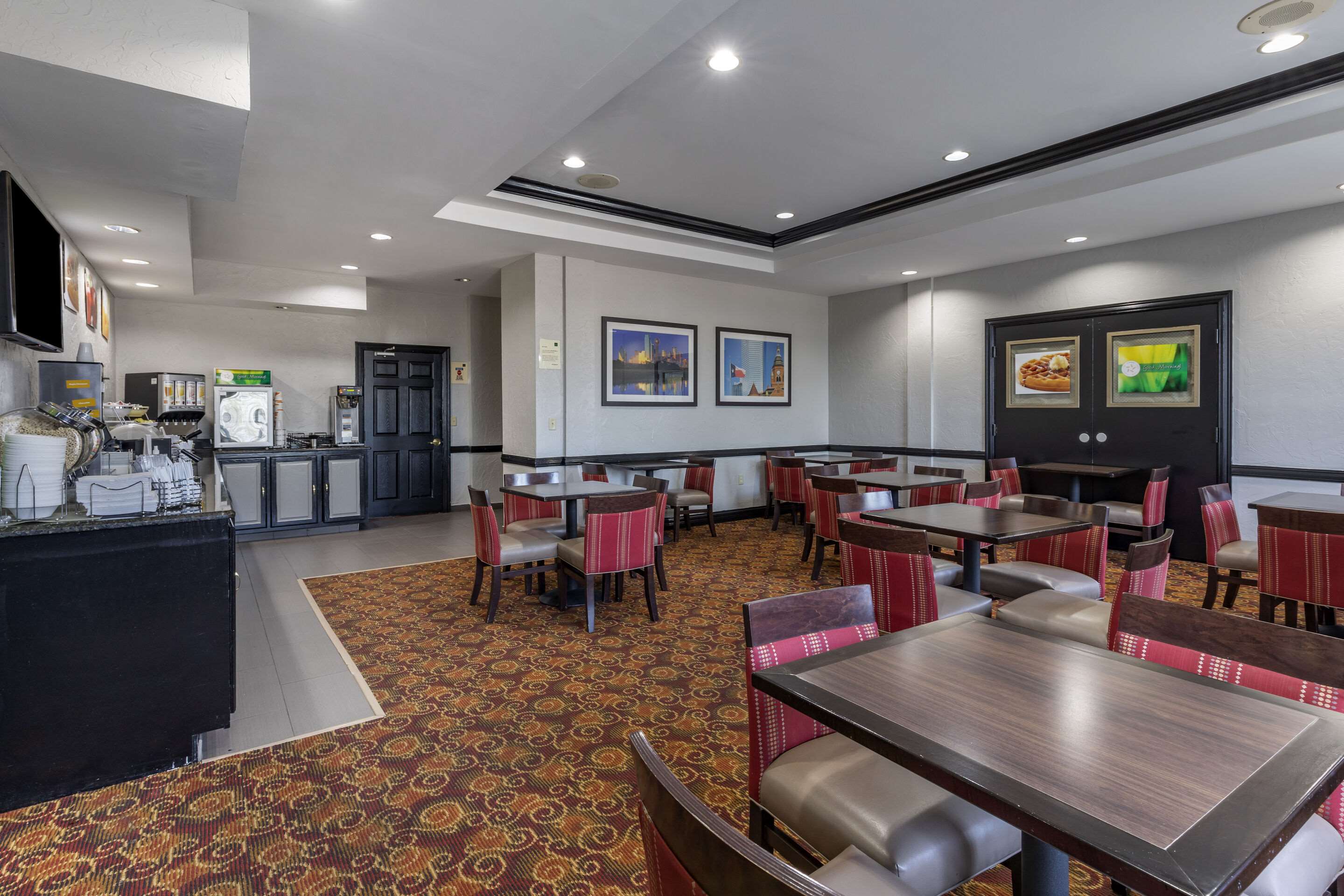Enjoy breakfast in this seating area | Quality Inn & Suites I-35 E / Walnut Hill