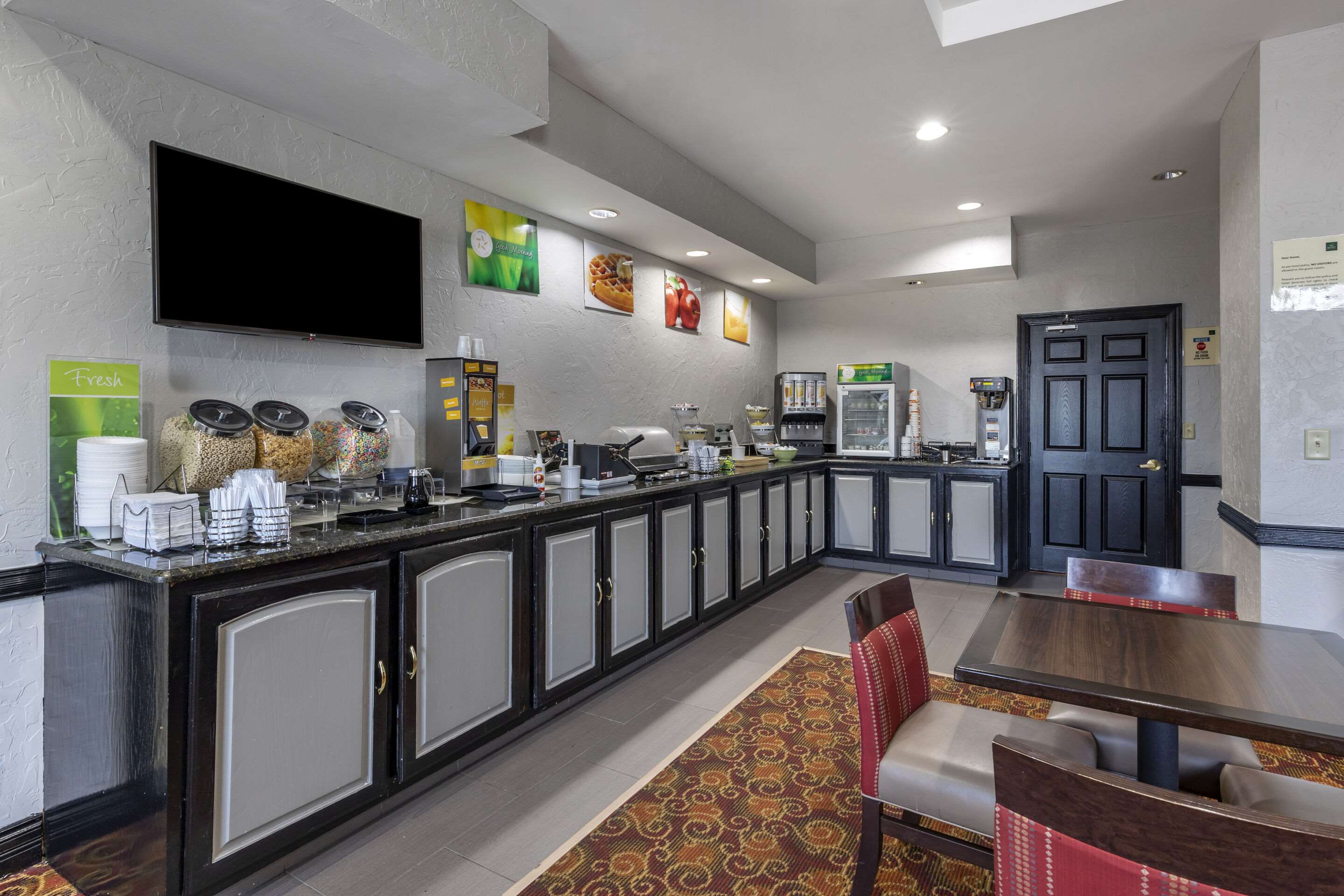 Enjoy breakfast in this seating area | Quality Inn & Suites I-35 E / Walnut Hill