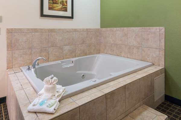 Suite - Clarion Inn & Suites Weatherford - I-20, Exit 408