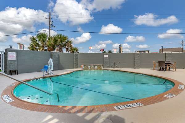 Pool - Comfort Suites Corpus Christi