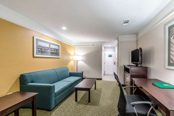 Suite - Quality Inn & Suites SeaWorld North San Antonio