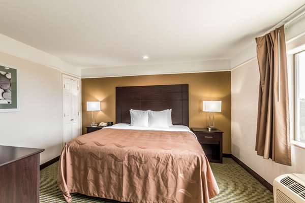 Suite - Quality Inn & Suites SeaWorld North San Antonio