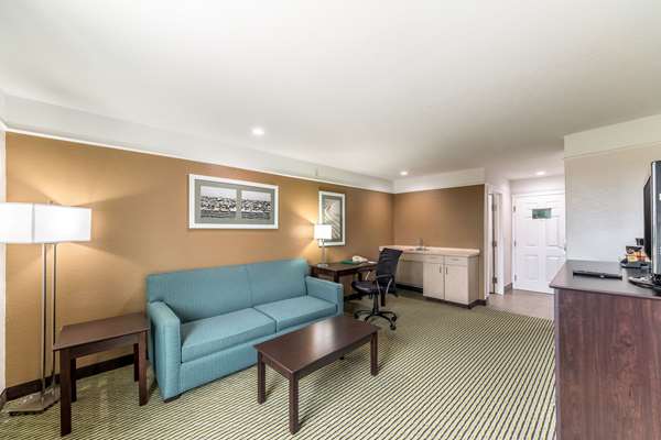Suite - Quality Inn & Suites SeaWorld North San Antonio
