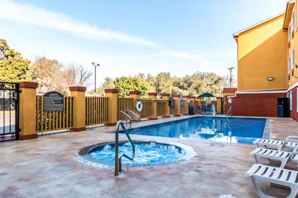 Pool - Quality Inn & Suites SeaWorld North San Antonio