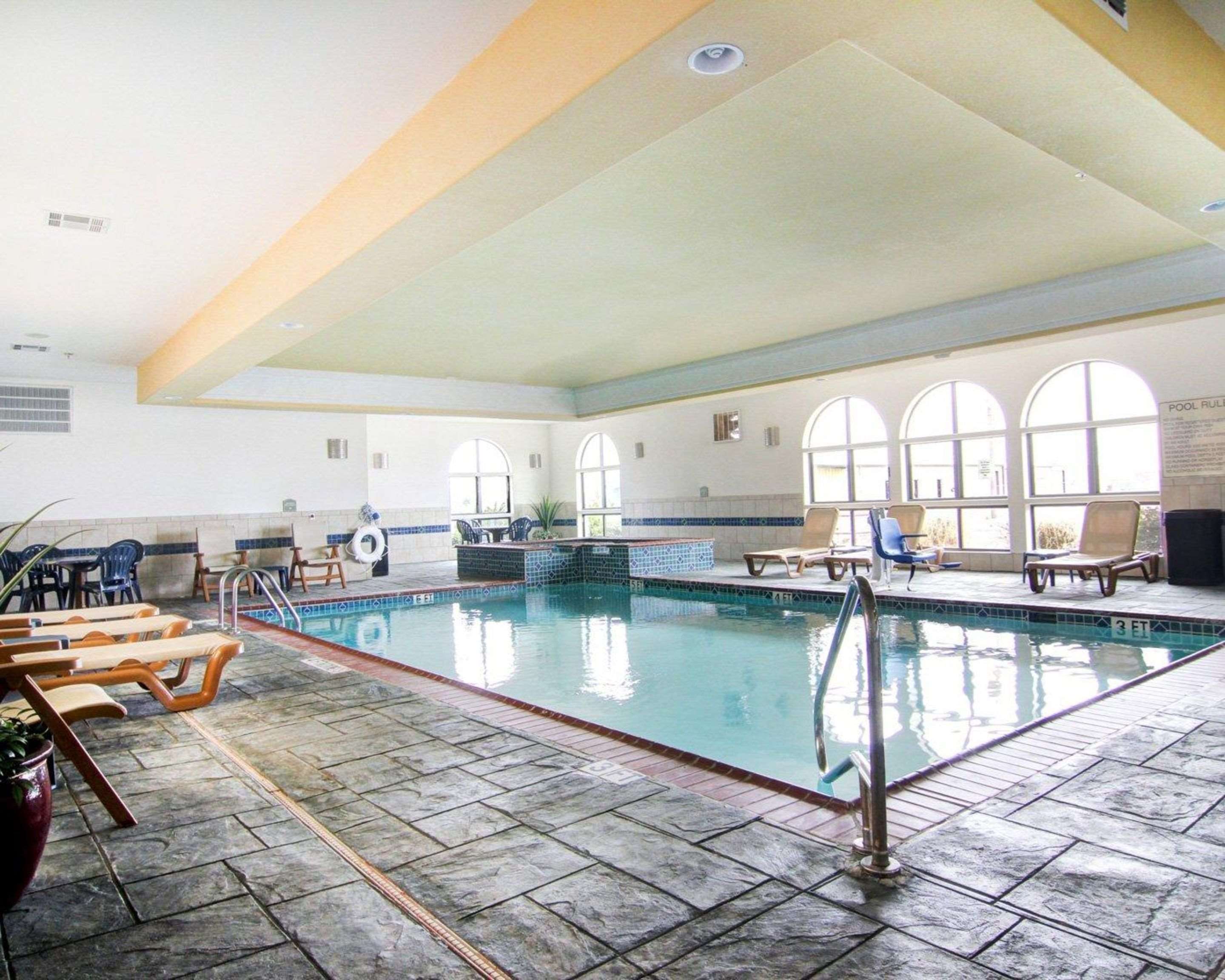Indoor pool with lounge deck | Comfort Suites Fort Stockton