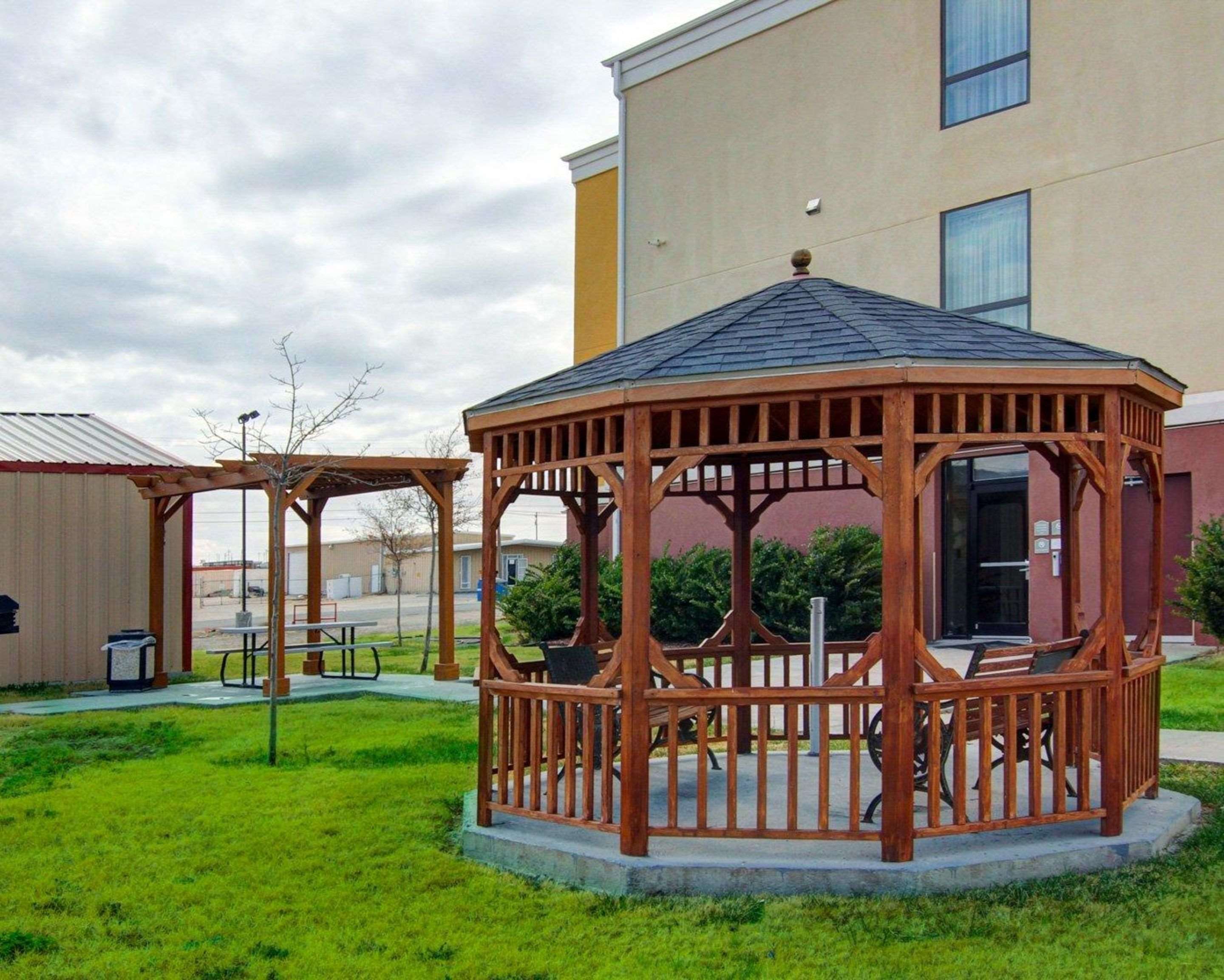 Picnic area with barbecue grills | Comfort Suites Fort Stockton