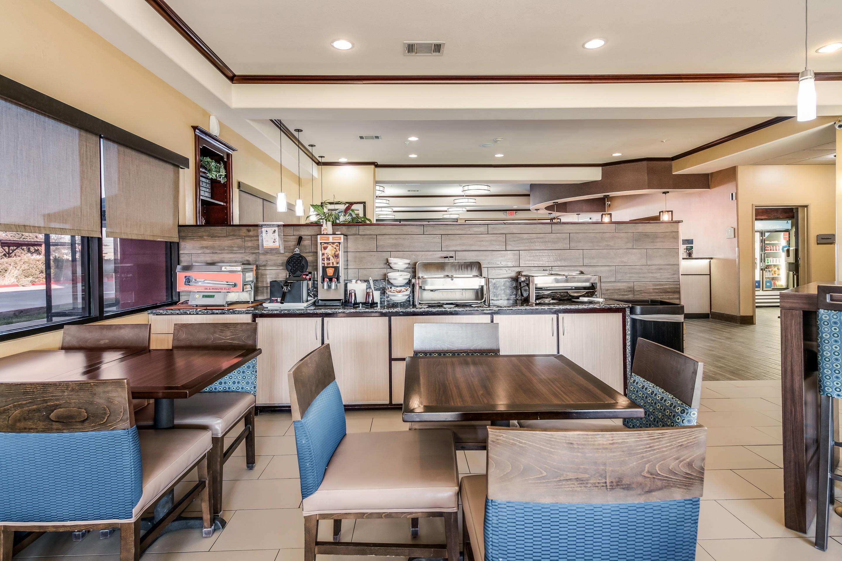 Breakfast area | Comfort Suites Fort Stockton