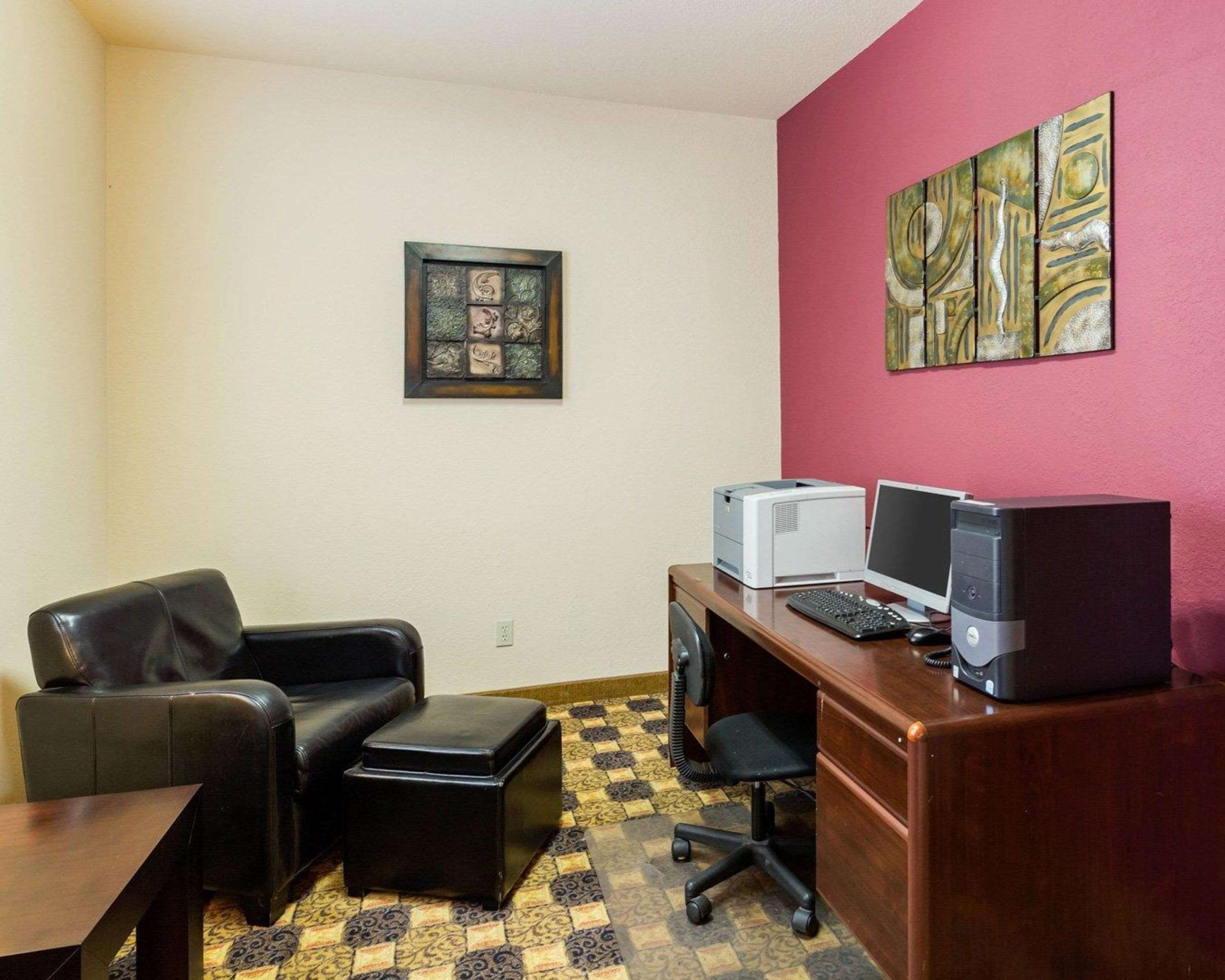Business center with high-speed Internet access | Quality Suites