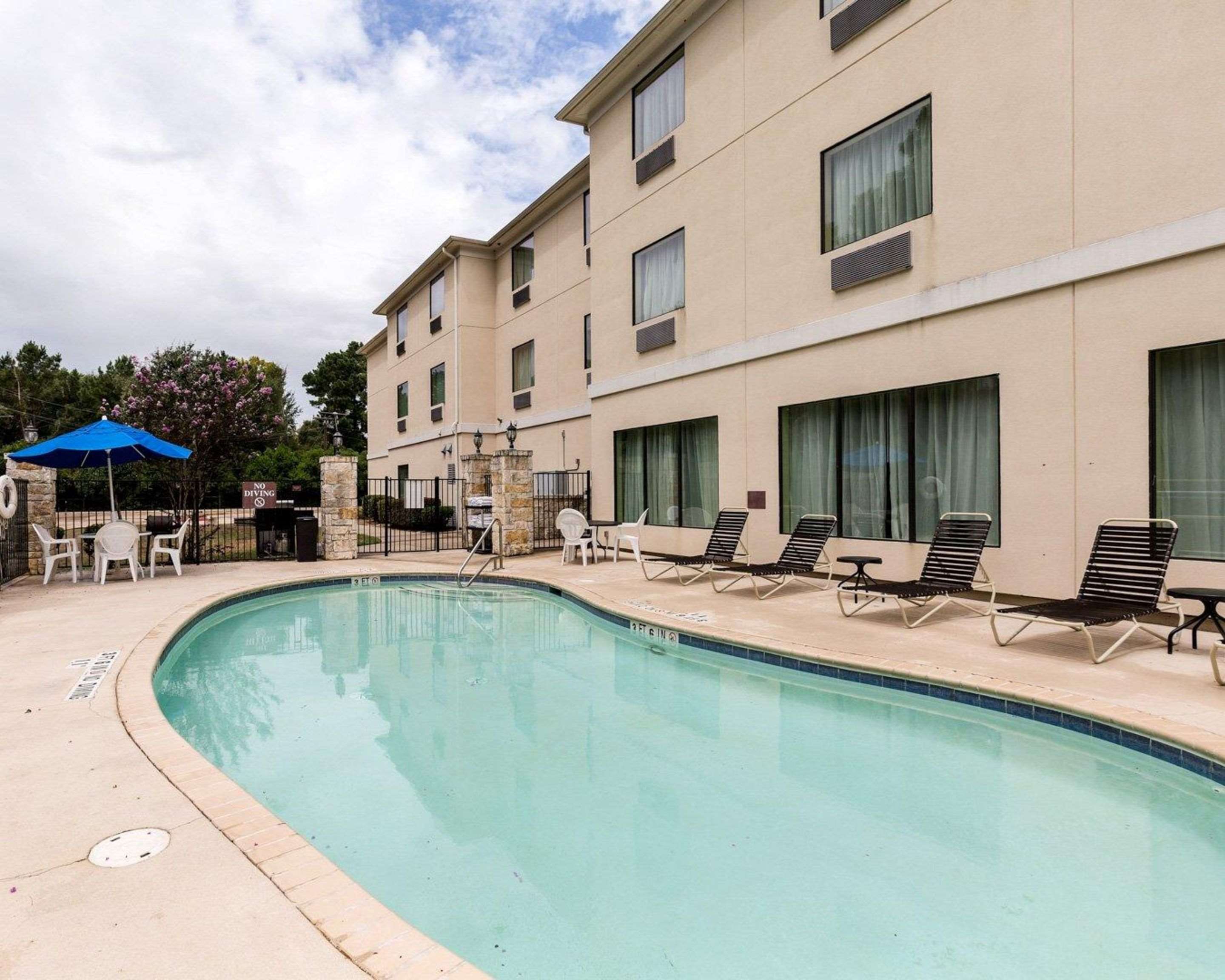 Outdoor pool with sundeck | Quality Suites