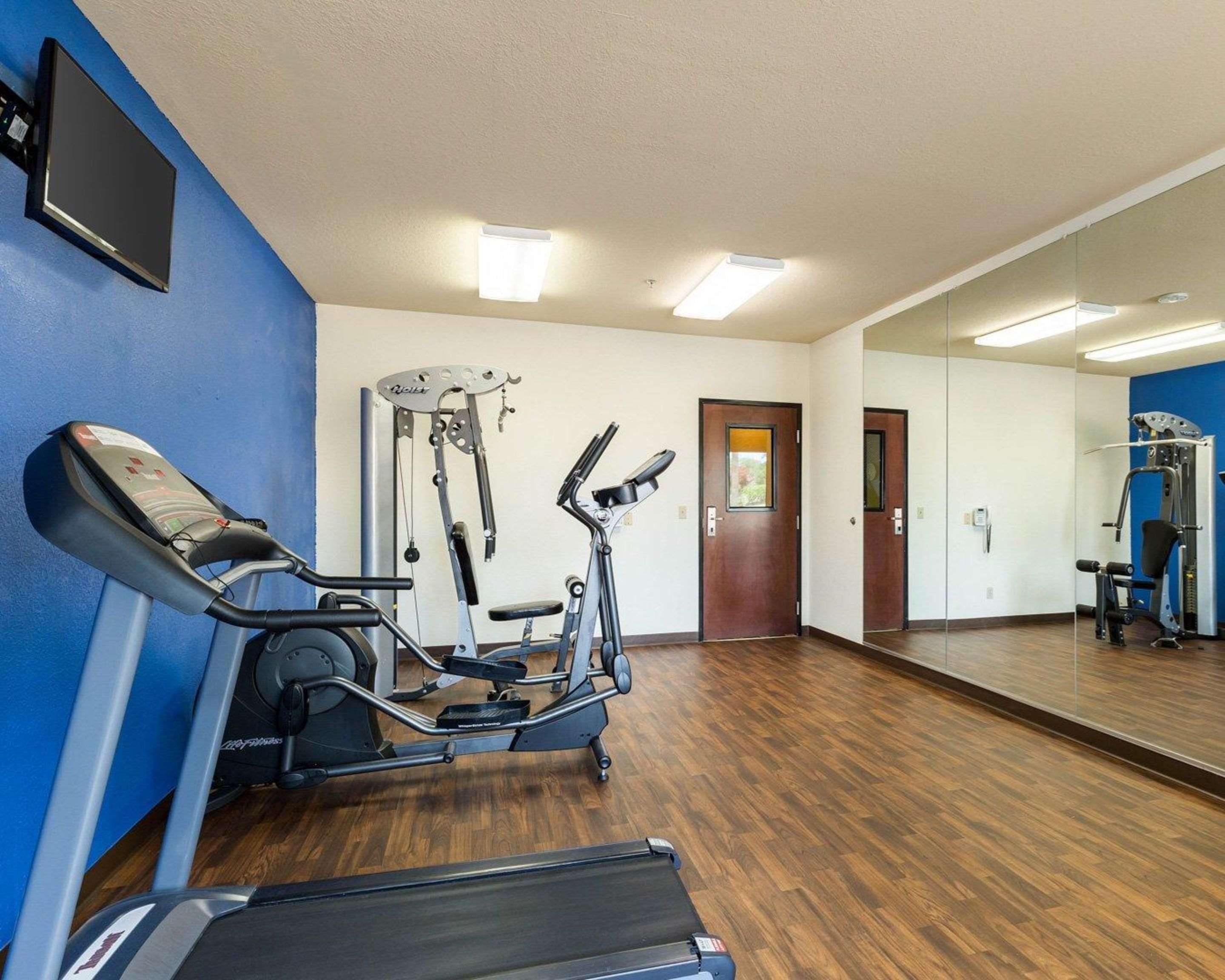 Exercise room | Quality Suites